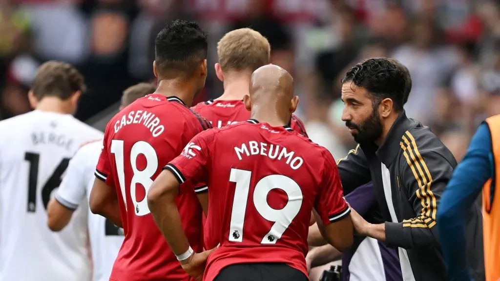 Ruben Amorim dá orientações para Casemiro e Mbeumo em jogo do United (Foto: Mike Hewitt/Getty Images)
