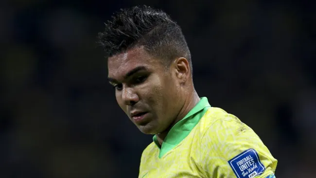 Casemiro, em campo, com a camisa amarela da Seleção Brasileir