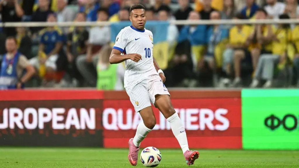 Mbappe, da França, corre com a bola durante a partida das eliminatórias da Copa do Mundo FIFA 2026. Foto: Mateusz Slodkowski/Getty Images