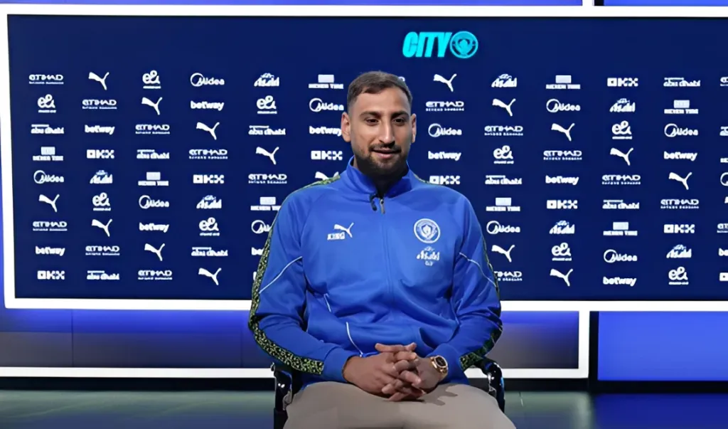 Goleiro Donnarumma comentou mais sobre sua chegada ao Manchester City. Ele comentou que todo jogador deveria ser treinado por Pep Guardiola e que quer muito vencer a Champions League pelo clube inglês. Foto: Reprodução/Youtube Oficial/Manchester City
