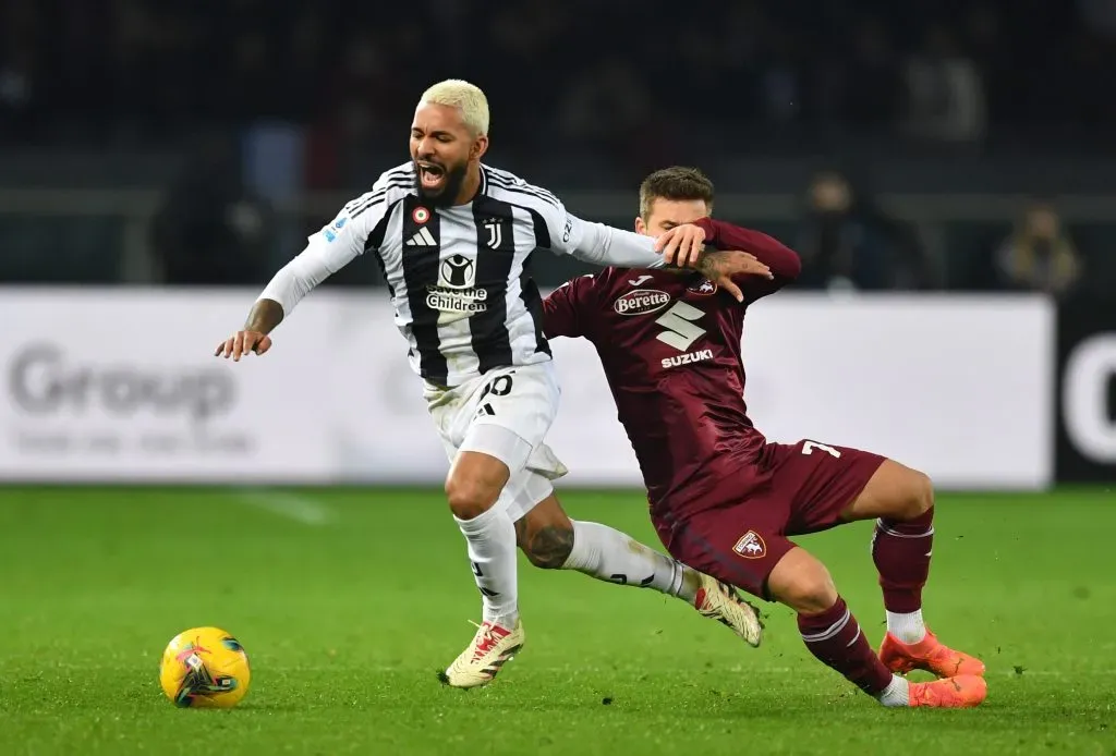 Douglas Luiz, da Juventus, é desafiado por Karol Linetty, do Torino, durante a partida da Série A entre Torino e Juventus, no Estádio Olímpico de Torino, em 11 de janeiro de 2025, em Turim, Itália. Foto: Valerio Pennicino/Getty Images