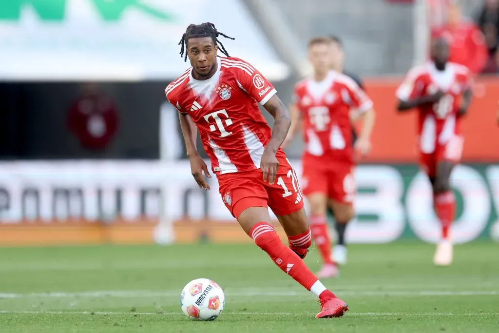 Michael Olise pelo Bayern de Munique. (Photo by Alexander Hassenstein/Getty Images)