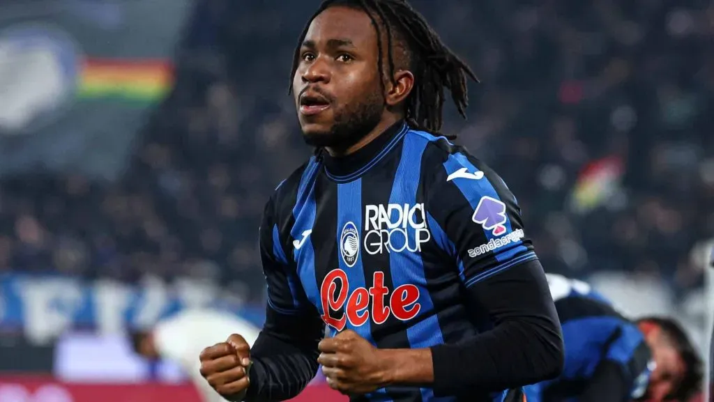 Lookman comemora gol com a camisa azul e preta da Atalanta e com a torcida ao fundo. Foto: Giuseppe Cottini/Getty Images