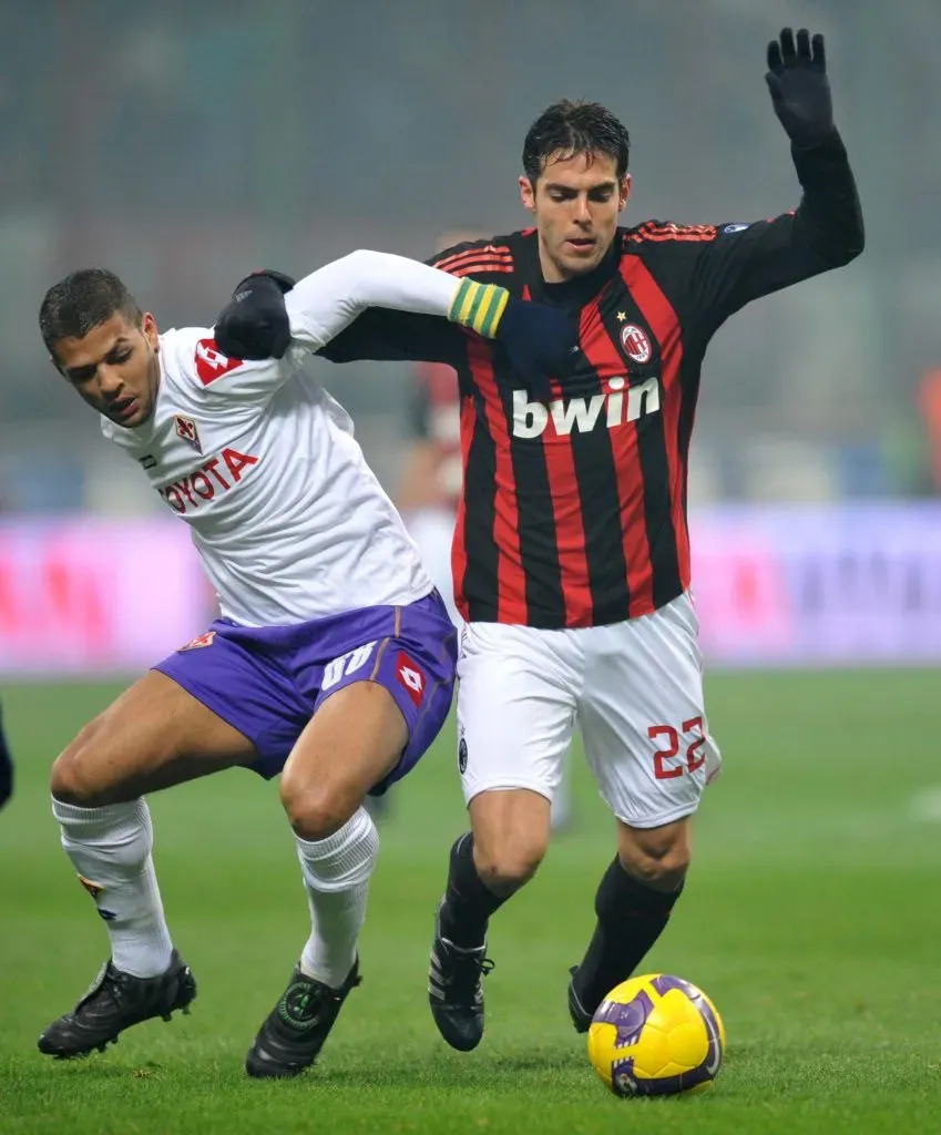 Kaká, do Milan, e Felipe Melo, da Fiorentina, em ação durante a partida da Série A entre Milan e Fiorentina, no Estádio Meazza, em 17 de janeiro de 2009, em Milão, Itália. Felipe Melo ingressou no futebol italiano através da Fiorentina. Foto: New Press/Getty Images