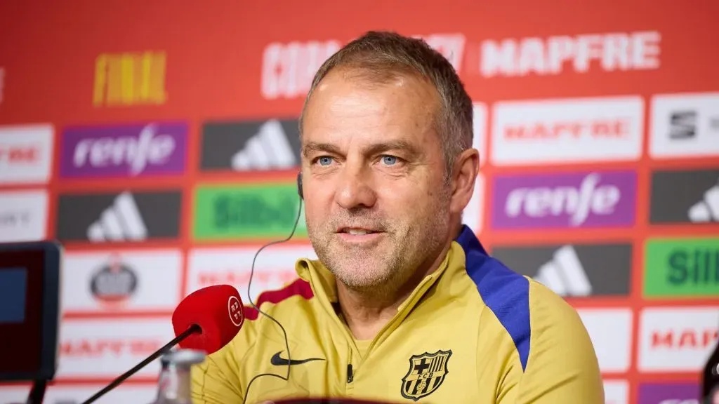 Técnico Hansi Flick durante coletiva no Barcelona (Foto: Fran Santiago/Getty Images)