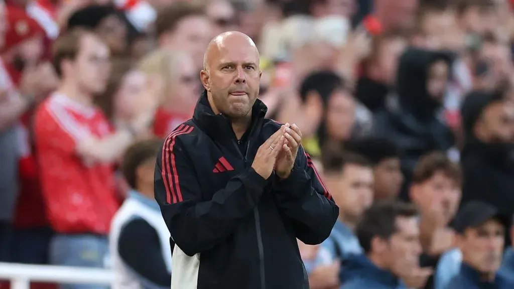 Arne Slot em ação durante jogo da Premier League (Foto: Carl Recine/Getty Images)