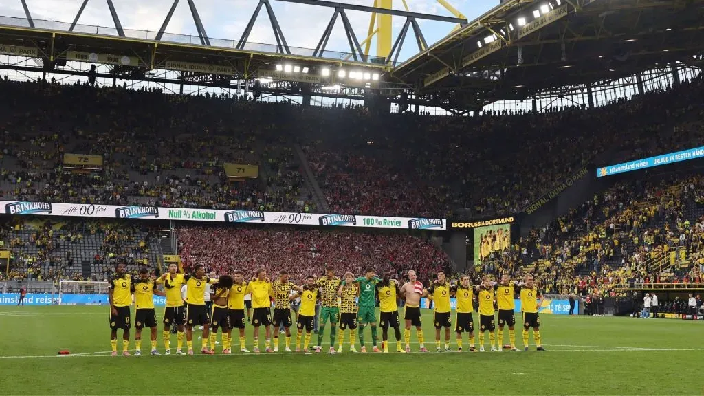 Jogadores do Borussia Dortmund (foto 01: Christof Koepsel/Getty Imagens)