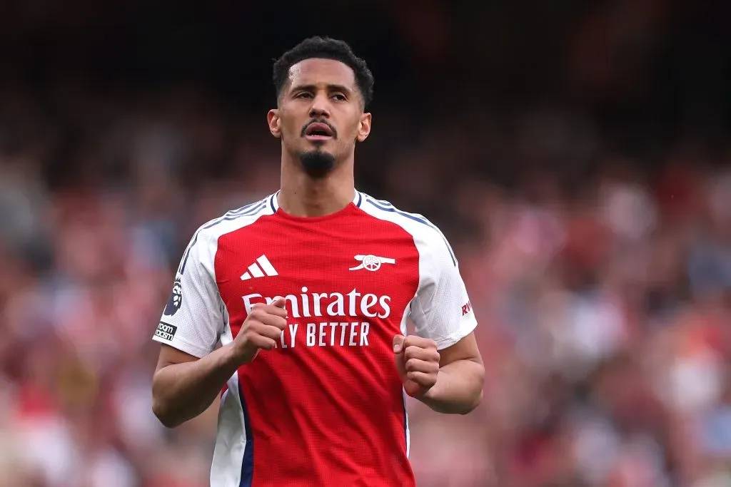 William Saliba, em campo, com a camisa vermelha do Arsenal