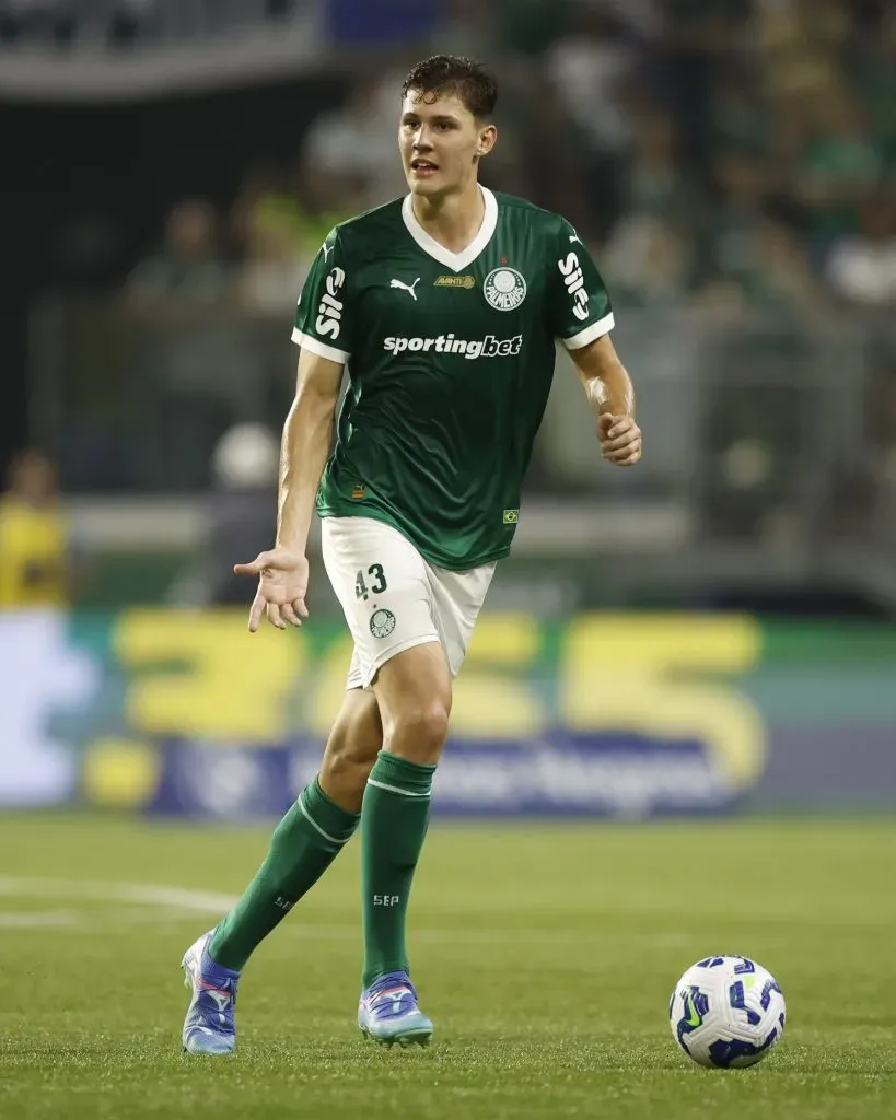 Luiz Benedetti, zaguero do Palmeiras, que interessa ao Arsenal e ao Barcelona. Deco, diretor do clube espanhol, teria apresentado uma oferta de 12 milhões de euros, segundo informou o portal Canal P de Porco, no X. (Foto: Miguel Schincariol/Getty Images)