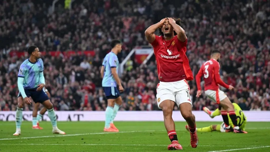 Joshua Zirkzee, do Manchester United, reage após perder uma chance durante a partida da Premier League. Foto de Michael Regan/Getty Images