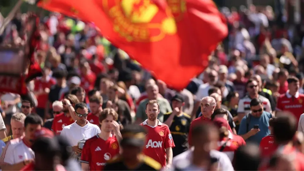 Torcida do United a caminho do Old Trafford em jogo contra o Arsenal (Foto: Stu Forster/Getty Images)