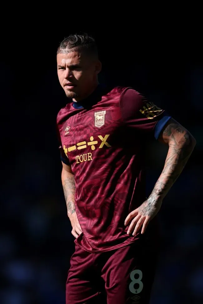 Kalvin Phillips em ação pelo Ipswich Town. Ele agora retornou ao elenco do Manchester City, segundo o The Telegraph. Agora, ele vai em buscar de suas oportunidades, já que a última vez ele atuou em dezembro de 2023 (Foto: Jan Kruger/Getty Images)