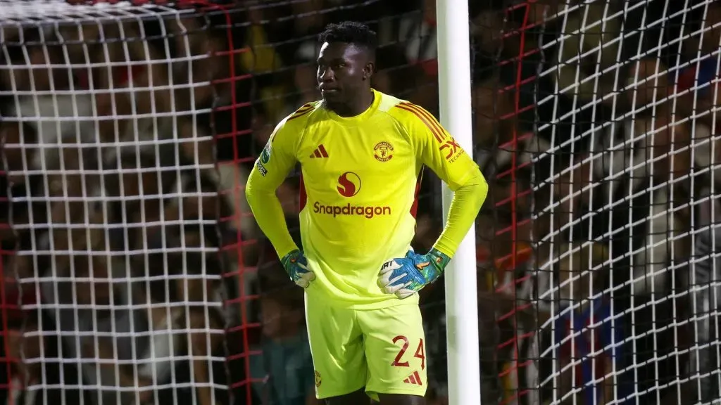 Onana em registro durante jogo contra o Grimsby, válido pela Copa da Liga Inglesa (Foto: George Wood/Getty Images)