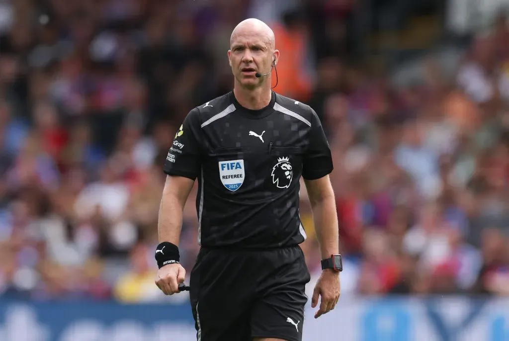 Anthony Taylor será o árbitro do clássico de Manchester – Photo by Richard Pelham/Getty Images