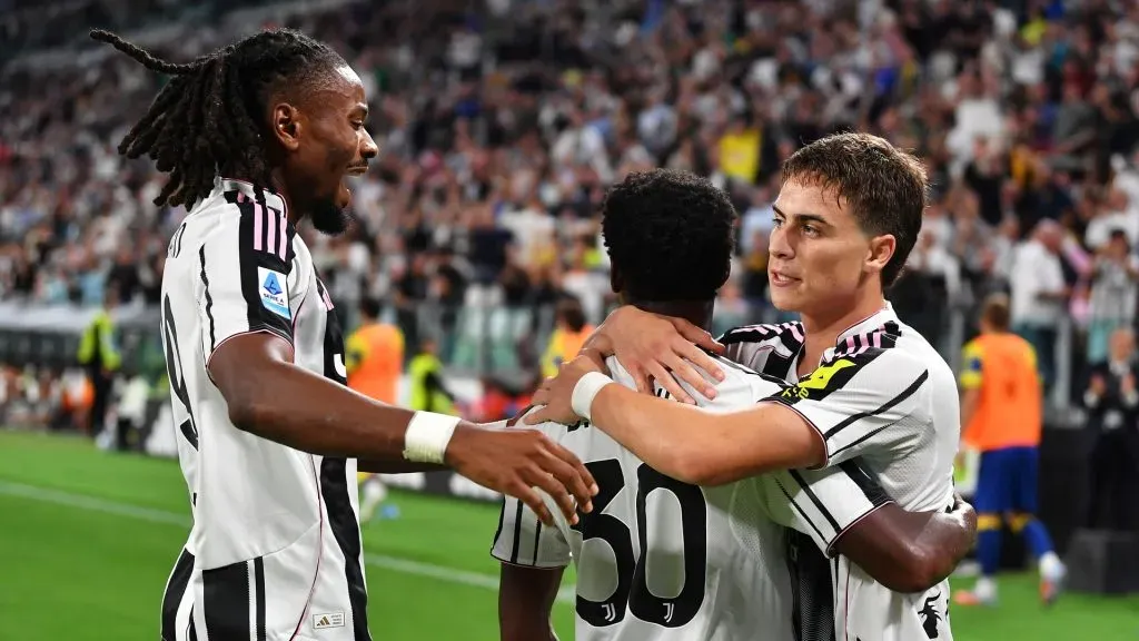 Jonathan David comemorando gol com seus companheiros. Foto: Valerio Pennicino/Getty Images
