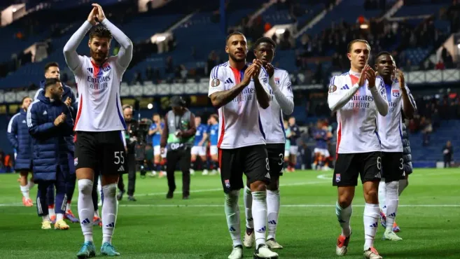 Jogadores do Lyon conscientizam os fãs após a partida. Foto: MacNicol/Getty Images