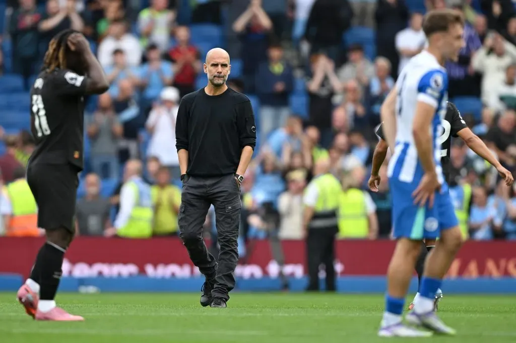 Pep Guardiola, técnico do Manchester City, parece abatido após a derrota da equipe durante a partida da Premier League entre Brighton & Hove Albion e Manchester City no Amex Stadium, em 31 de agosto de 2025, em Brighton, Inglaterra. Foto: Mike Hewitt/Getty Images