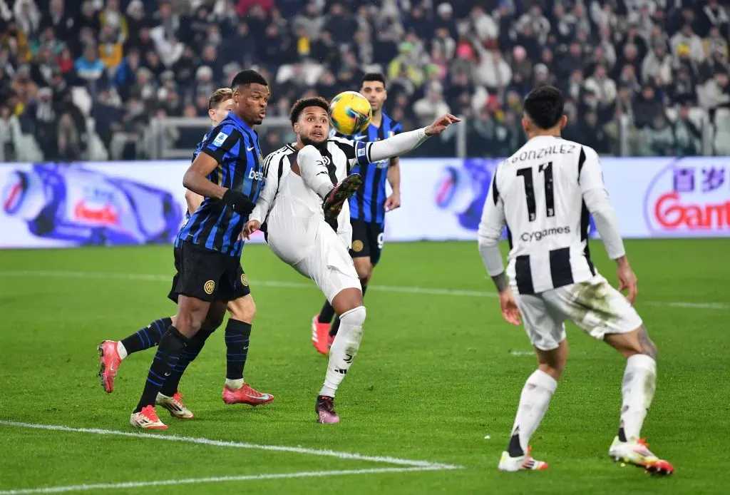Weston McKennie, da Juventus, tenta controlar a bola sob pressão de Denzel Dumfries, do FC Internazionale, durante a partida da Série A entre Juventus e FC Internazionale no Estádio Allianz, em 16 de fevereiro de 2025, em Turim, Itália. Foto: Valerio Pennicino/Getty Images