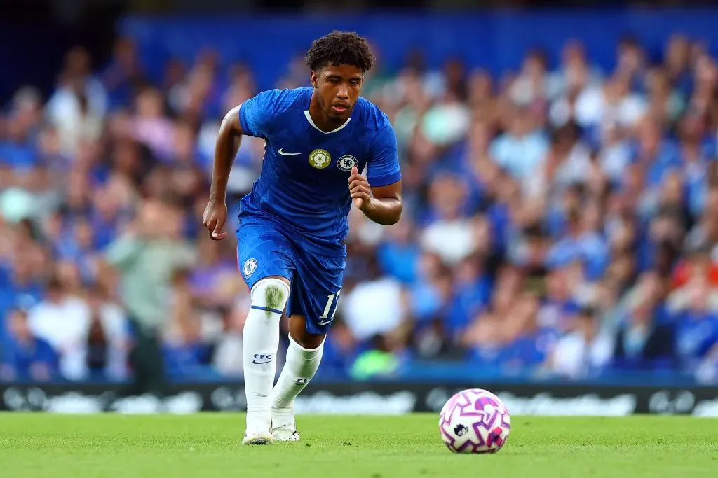 Andrey Santos em ação pelo Chelsea. (Photo by Bryn Lennon/Getty Images)