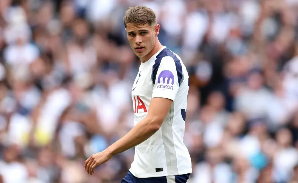 Van de Ven é alvo do Chelsea. Foto: Julian Finney/Getty Images