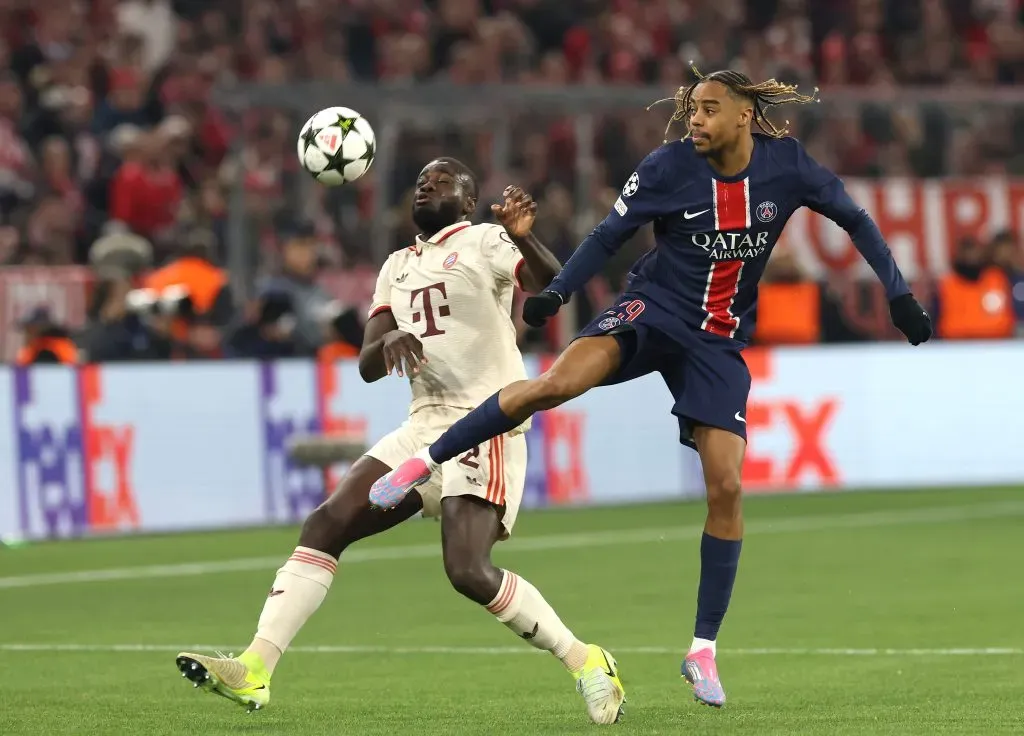 Dayot Upamecano, do Bayern de Munique, e Bradley Barcola, do Paris Saint-Germain, disputam a bola durante a partida da 5ª rodada da fase de grupos da UEFA Champions League 2024/25 entre FC Bayern München e Paris Saint-Germain, na Football Arena Munich, em 26 de novembro de 2024, em Munique, Alemanha. (Foto de Alexander Hassenstein/Getty Images)