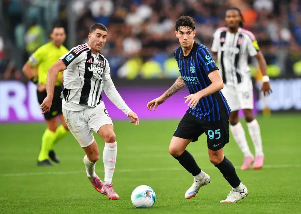 Alessandro Bastoni, da Internazionale, corre com a bola sob pressão de Dusan Vlahovic, da Juventus, durante a partida da Série A entre Juventus FC e FC Internazionale, em 13 de setembro de 2025, em Turim, Itália. Foto: Valerio Pennicino/Getty Images