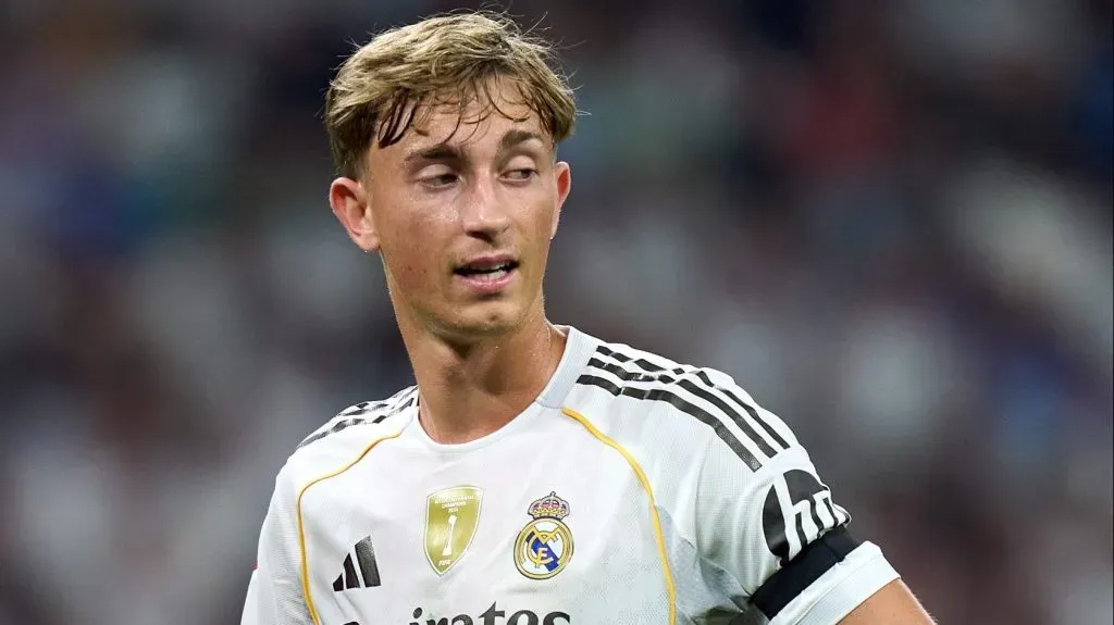 Dean Huijsen, zagueiro do Real Madrid, em campo, de camisa branca
