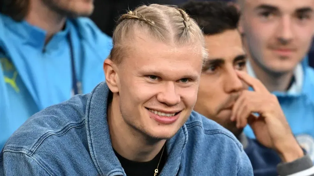 Haaland, no banco de reservas, de jaqueta azul