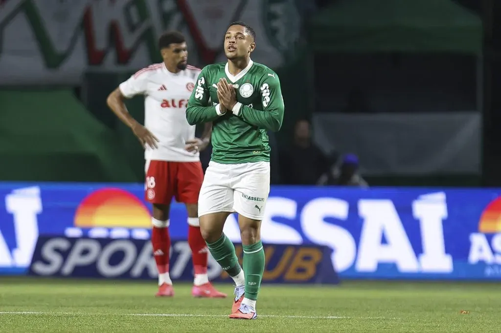 Vitor Roque na partida contra o Internacional. (Photo by Ricardo Moreira/Getty Images)