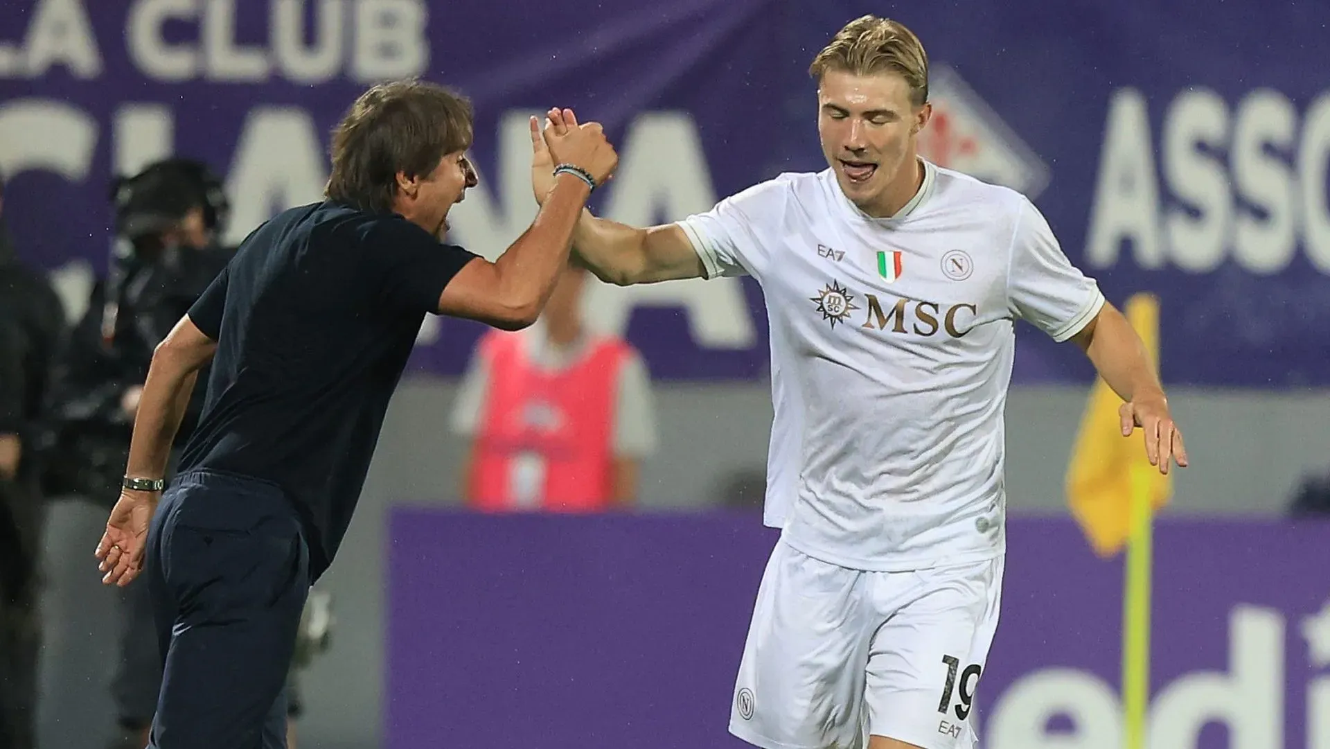 Antonio Conte, técnico do SSC Napoli, comemora após marcar um gol com Rasmus Hojlund, do SSC Napoli, durante a partida da Série A entre ACF Fiorentina e SSC Napoli, no Artemio Franchi, em 13 de setembro de 2025, em Florença, Itália. Foto: Gabriele Maltinti/Getty Images