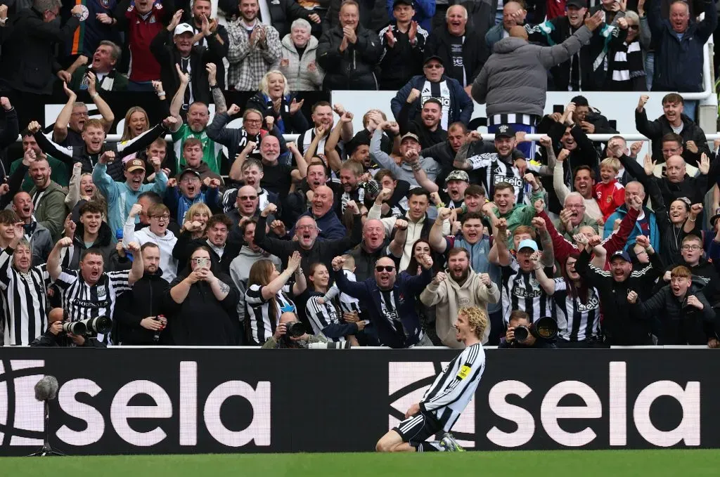 Nick Woltemade, do Newcastle United, comemora com a torcida após marcar o gol da vitória em sua estreia na partida da Premier League entre Newcastle United e Wolverhampton Wanderers, no St. James’ Park, em 13 de setembro de 2025, em Newcastle upon Tyne, Inglaterra. Foto: Stu Forster/Getty Images