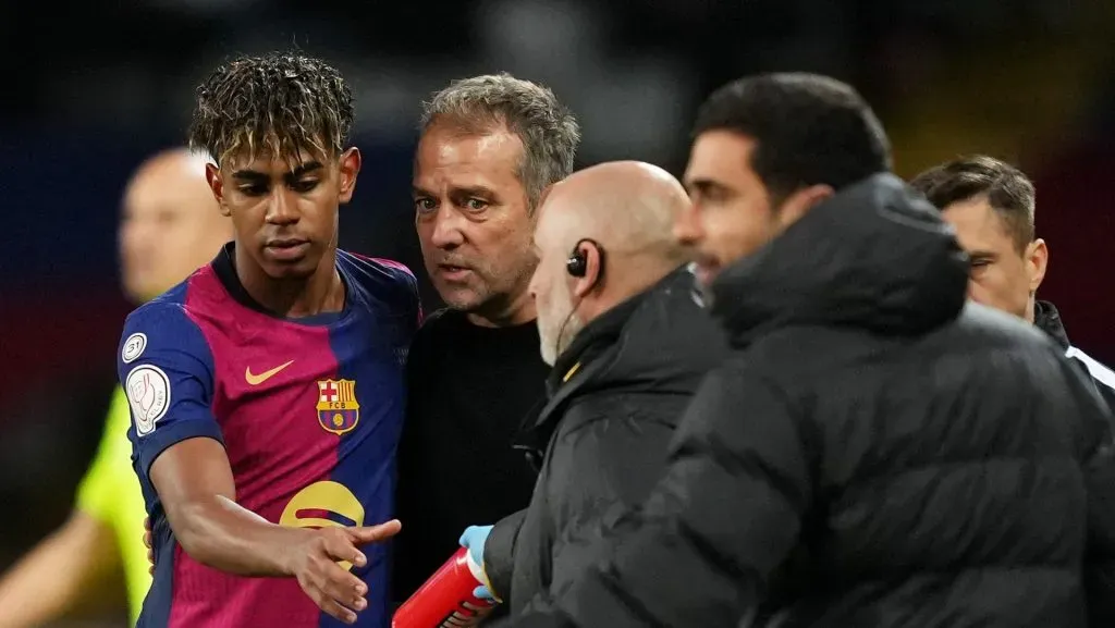 Após declarações de Hansi Flick sobre Lamine Yamal, a RFEF esclarece protocolos médicos e reforça diálogo constante com clubes, incluindo o Barcelona. (Photo by Alex Caparros/Getty Images)