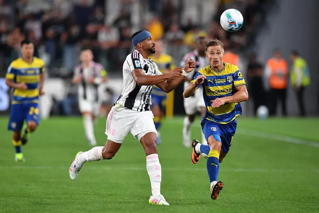 Bremer, da Juventus, disputa a posse de bola com Pontus Almqvist, do Parma, durante a partida da Série A entre Juventus FC e Parma Calcio 1913, em 24 de agosto de 2025, em Turim, Itália. Foto: Valerio Pennicino/Getty Images