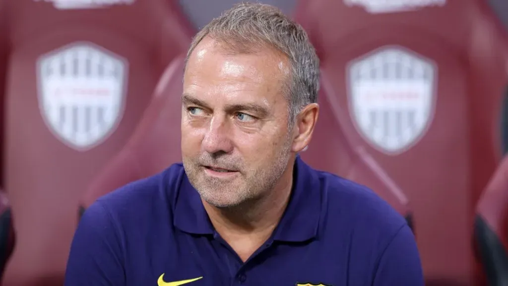 Hansi Flick em registro durante amistoso do Barcelona na pré-temporada (Foto: Paul Miller/Getty Images)