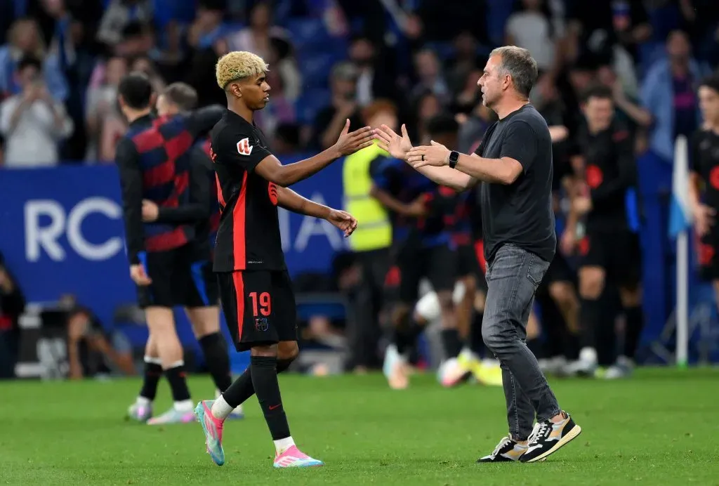 Yamal e Hansi Flick em jogo do Barcelona. (Photo by David Ramos/Getty Images)