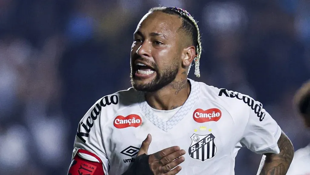 Neymar, com a camisa branca do Santos. Foto: Ricardo Moreira/Getty Images