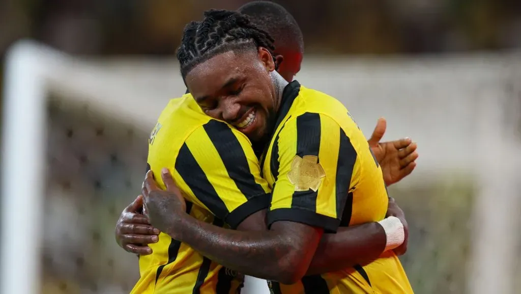Bergwijn comemora após marcar gol durante a partida. Foto: Yasser Bakhsh/Getty Images