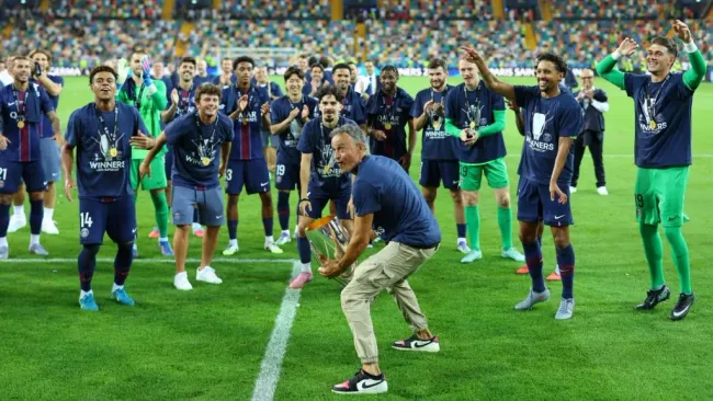 Luis Enrique comemora com o Troféu da Supercopa da UEFA. Foto: Francesco Scaccianoce/Getty Images