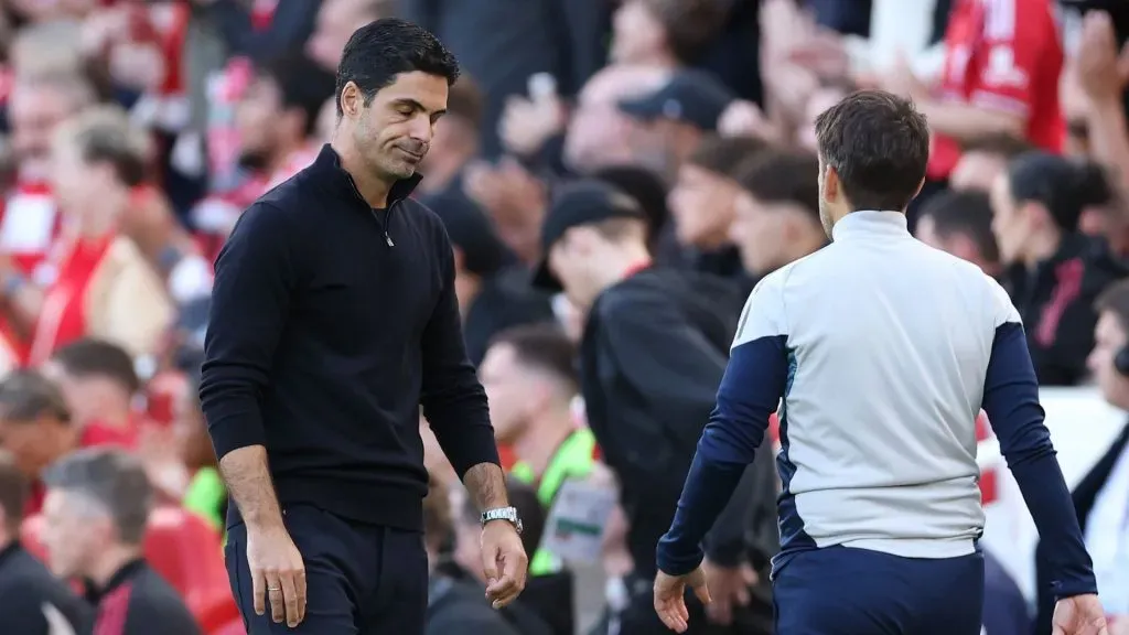 Arteta durante clássico contra o Liverpool na Premier League (Foto: Alex Pantling/Getty Images)