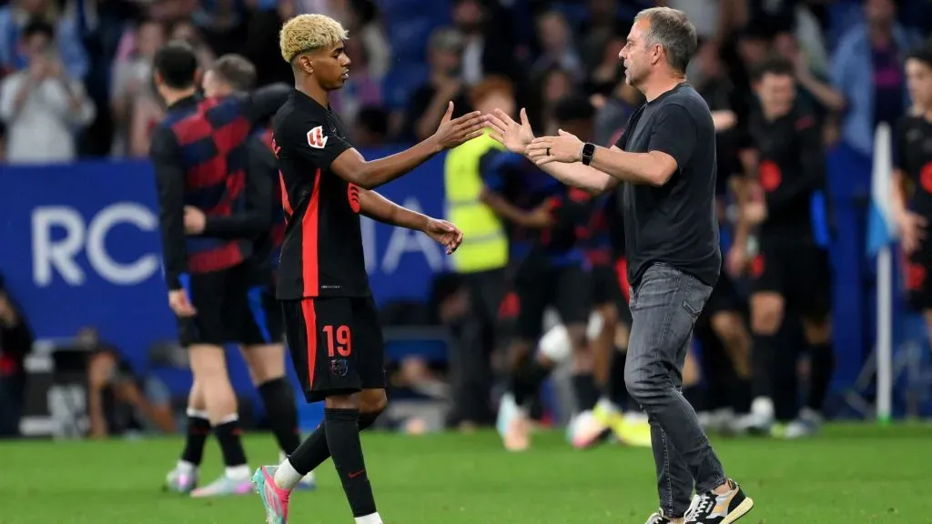 Lamine Yamal e Flick durante jogo do Campeonato Espanhol (Foto: David Ramos/Getty Images)