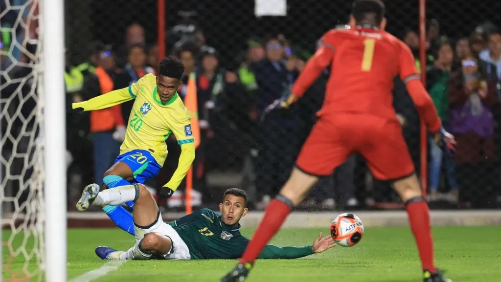 Estevão atira contra Roberto Fernández durante a partida das eliminatórias da Copa do Mundo FIFA 2026. Foto: Buda Mendes/Getty Images)