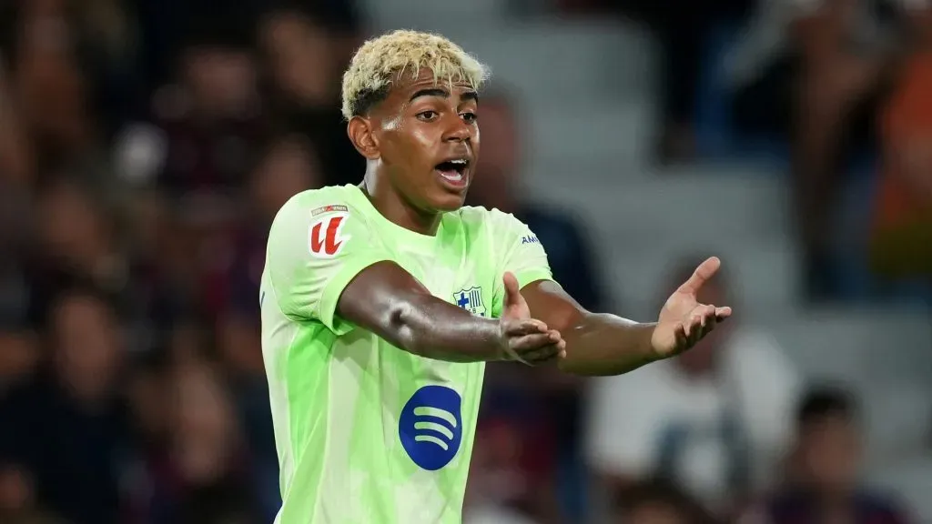 Lamine Yamal jogando pelo Barcelona. Foto: Alex Caparros/Getty Images