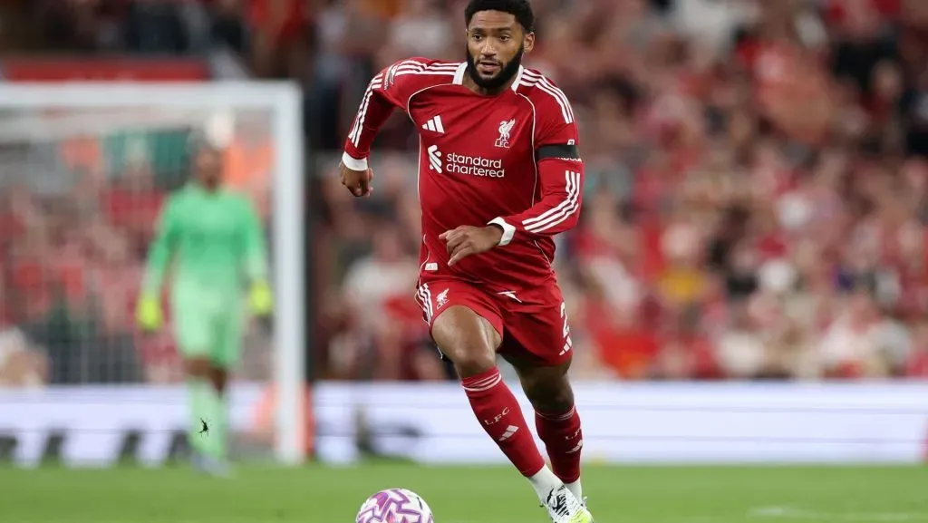 Joe Gomez durante a partida da Premier League. Foto: Michael Steele/Getty Images