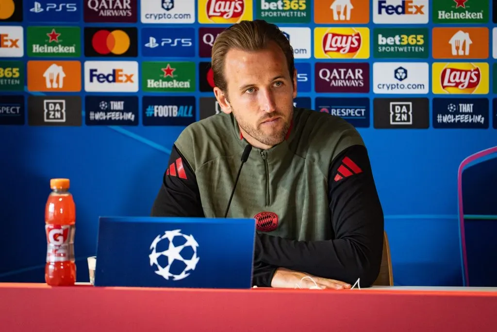 Harry Kane, centroavante do Bayern de Munique, em entrevista coletiva nesta terça-feira (16), antes do duelo importante contra o Chelsea. Bayern x Chelsea será nesta quarta (17), pela 1ª rodada da Champions League (Foto: FC Bayern München-Pool/Getty Imagesas
