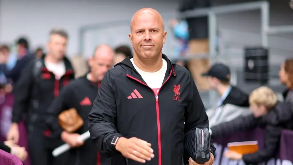 Arne Slot durante bastidores em jogo do Liverpool (Foto: Matt McNulty/Getty Images)