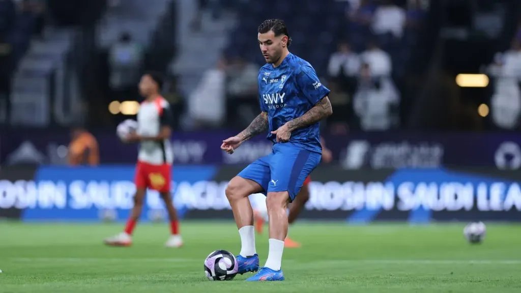 Theo Hernández em jogo do Al-Hilal. Foto: Abdullah Ahmed/Getty Images