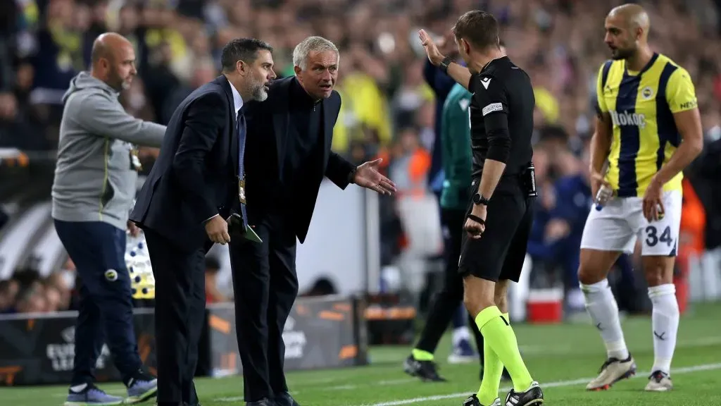 Jose Mourinho durante jogo do Campeonato Turco pelo Fenerbahce (Foto: Burak Kara/Getty Images)