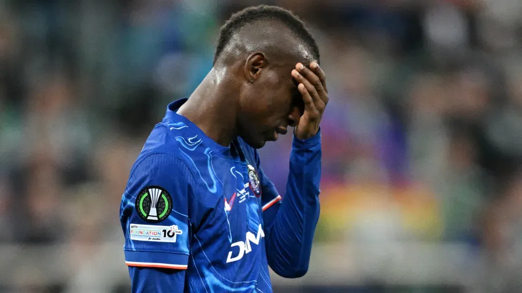 Nicolas Jackson lamenta durante partida do Chelsea (Foto: Stuart Franklin/Getty Images)