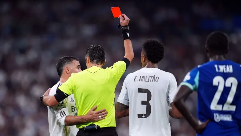 Carvajal foi punido com cartão vermelho, após árbitro voltar atrás em decisão com a verificação no var (Foto: Mateo Villalba Sanchez/Getty Images)