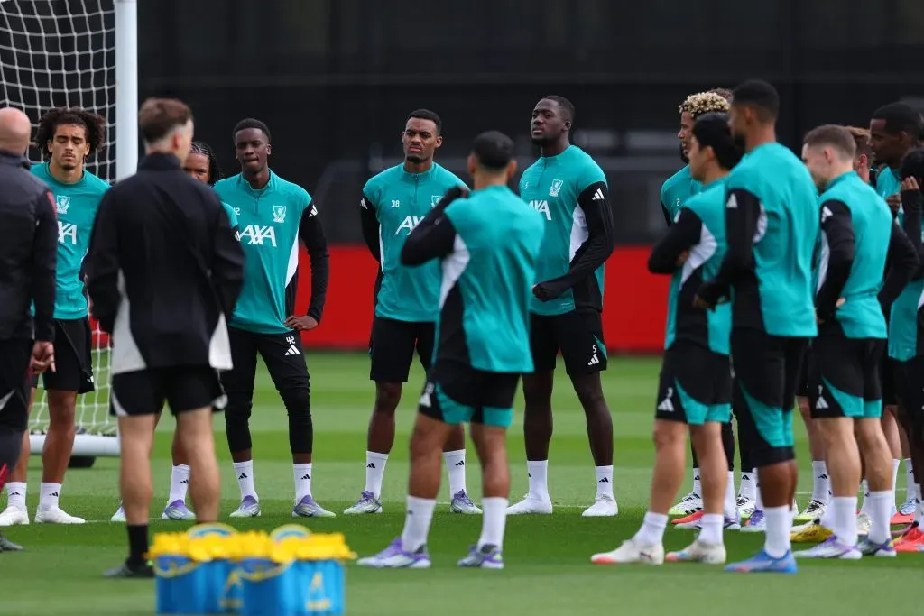 jogadores em campo se preparando para Liverpool x Atlético de Madrid